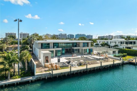 House in Surfside, Florida 7 bedrooms, 1213.3 sq.m. № 2034566 - photo 24