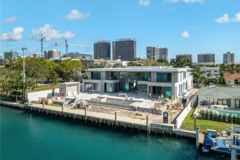 House in Surfside, Florida 7 bedrooms, 1213.3 sq.m. № 2034566 - photo 25