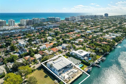 House in Surfside, Florida 7 bedrooms, 1213.3 sq.m. № 2034566 - photo 4