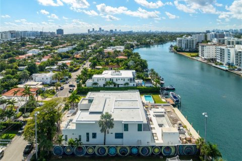 House in Surfside, Florida 7 bedrooms, 1213.3 sq.m. № 2034566 - photo 22