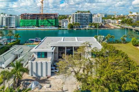 House in Surfside, Florida 7 bedrooms, 1213.3 sq.m. № 2034566 - photo 20