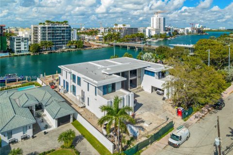 House in Surfside, Florida 7 bedrooms, 1213.3 sq.m. № 2034566