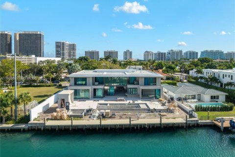 House in Surfside, Florida 7 bedrooms, 1213.3 sq.m. № 2034566 - photo 2