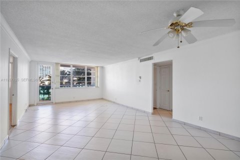 Снять в аренду кондоминиум в Майами-Бич, Флорида 2 спальни, 123.19м2, № 1995418 - фото 2