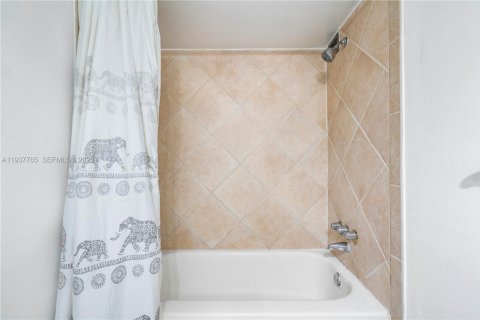 Снять в аренду кондоминиум в Майами-Бич, Флорида 2 спальни, 123.19м2, № 1995418 - фото 10