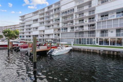 Copropriété à vendre à Hallandale Beach, Floride: 2 chambres, 90.12 m2 № 2013928 - photo 16
