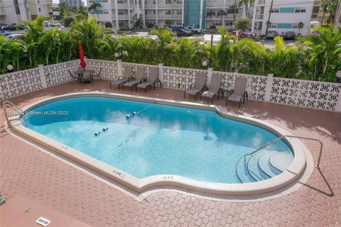 Copropriété à vendre à Hallandale Beach, Floride: 2 chambres, 90.12 m2 № 2013928 - photo 18
