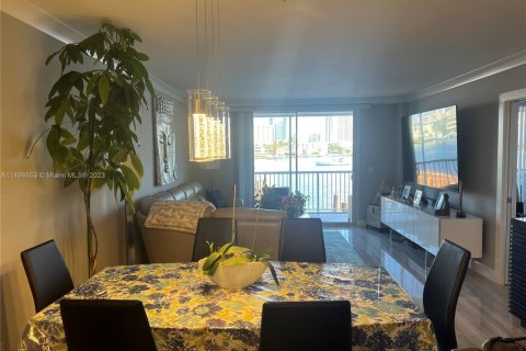 Copropriété à vendre à Hallandale Beach, Floride: 2 chambres, 90.12 m2 № 2013928 - photo 4