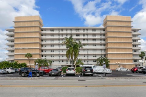 Copropriété à vendre à Hallandale Beach, Floride: 2 chambres, 90.12 m2 № 2013928 - photo 1