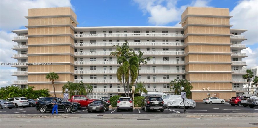 Condo à Hallandale Beach, Floride, 2 chambres  № 2013928