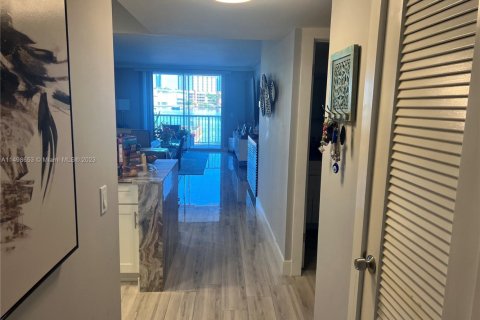 Copropriété à vendre à Hallandale Beach, Floride: 2 chambres, 90.12 m2 № 2013928 - photo 2