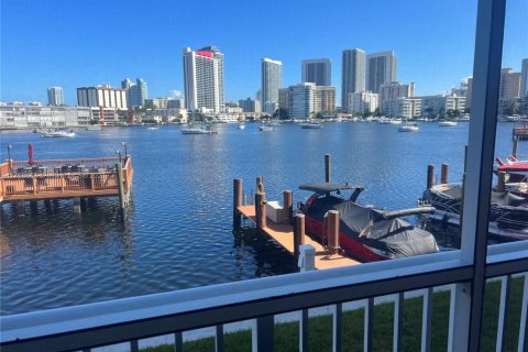 Copropriété à vendre à Hallandale Beach, Floride: 2 chambres, 90.12 m2 № 2013928 - photo 15