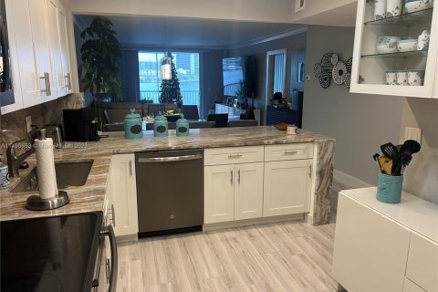 Copropriété à vendre à Hallandale Beach, Floride: 2 chambres, 90.12 m2 № 2013928 - photo 11