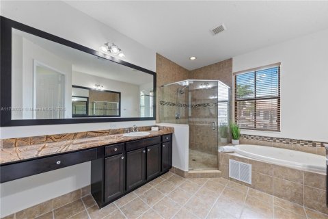 House in Cooper City, Florida 4 bedrooms, 252.69 sq.m. № 1683776 - photo 20