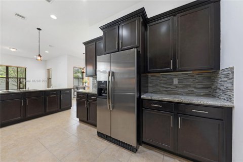 House in Cooper City, Florida 4 bedrooms, 252.69 sq.m. № 1683776 - photo 10