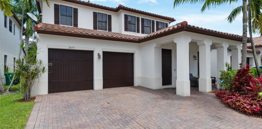House in Cooper City, Florida 4 bedrooms, 252.69 sq.m. № 1683776