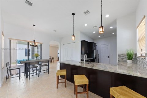 House in Cooper City, Florida 4 bedrooms, 252.69 sq.m. № 1683776 - photo 14