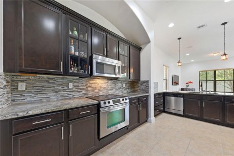 House in Cooper City, Florida 4 bedrooms, 252.69 sq.m. № 1683776 - photo 9