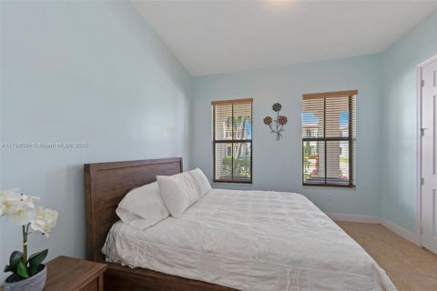 House in Cooper City, Florida 4 bedrooms, 252.69 sq.m. № 1683776 - photo 24