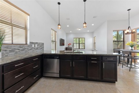 House in Cooper City, Florida 4 bedrooms, 252.69 sq.m. № 1683776 - photo 11