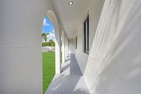 House in Miami, Florida 3 bedrooms, 96.15 sq.m. № 1927105 - photo 5