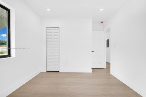 House in Miami, Florida 3 bedrooms, 96.15 sq.m. № 1927105 - photo 27