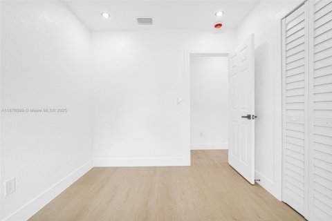 House in Miami, Florida 3 bedrooms, 96.15 sq.m. № 1927105 - photo 20