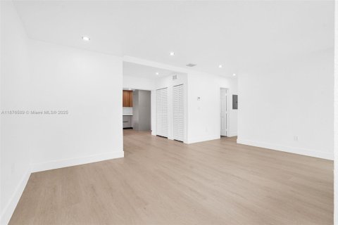 House in Miami, Florida 3 bedrooms, 96.15 sq.m. № 1927105 - photo 16