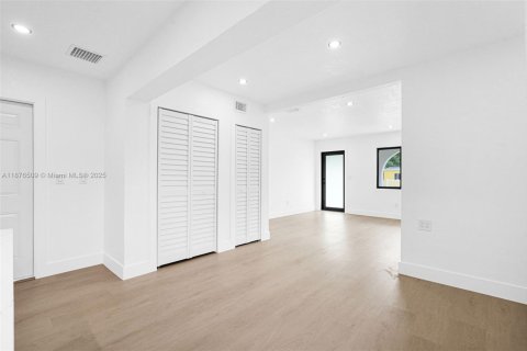 House in Miami, Florida 3 bedrooms, 96.15 sq.m. № 1927105 - photo 9