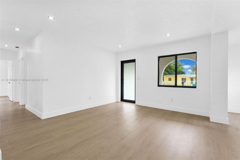 House in Miami, Florida 3 bedrooms, 96.15 sq.m. № 1927105 - photo 15