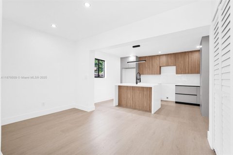 House in Miami, Florida 3 bedrooms, 96.15 sq.m. № 1927105 - photo 23