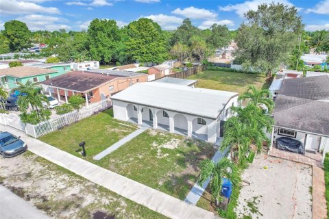 House in Miami, Florida 3 bedrooms, 96.15 sq.m. № 1927105 - photo 2