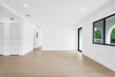 House in Miami, Florida 3 bedrooms, 96.15 sq.m. № 1927105 - photo 21