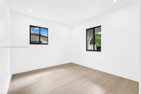 House in Miami, Florida 3 bedrooms, 96.15 sq.m. № 1927105 - photo 19