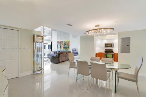 Condominio en venta en Riviera Beach, Florida, 2 dormitorios № 1892643 - foto 16