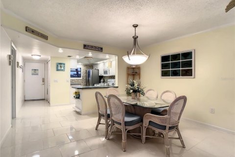 Condo in Redington Shores, Florida, 2 bedrooms № 2209543 - photo 20