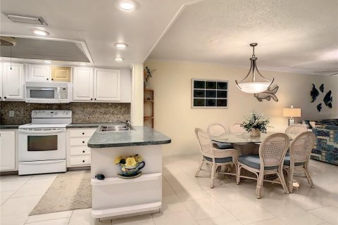 Condo in Redington Shores, Florida, 2 bedrooms № 2209543 - photo 9