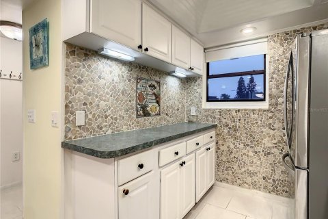 Condo in Redington Shores, Florida, 2 bedrooms № 2209543 - photo 11