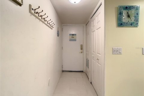 Condo in Redington Shores, Florida, 2 bedrooms № 2209543 - photo 8