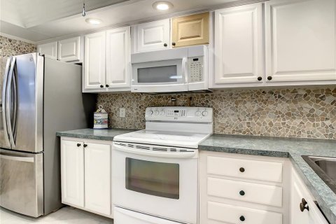 Condo in Redington Shores, Florida, 2 bedrooms № 2209543 - photo 12