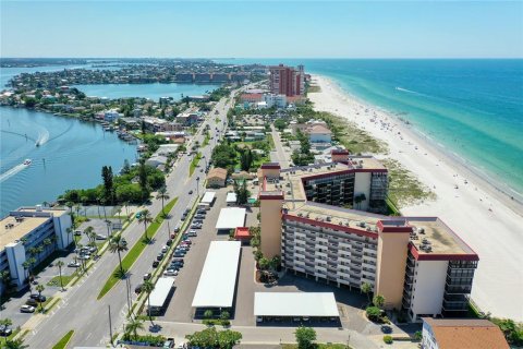 Condo in Redington Shores, Florida, 2 bedrooms № 2209543 - photo 5