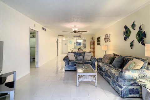 Condo in Redington Shores, Florida, 2 bedrooms № 2209543 - photo 25