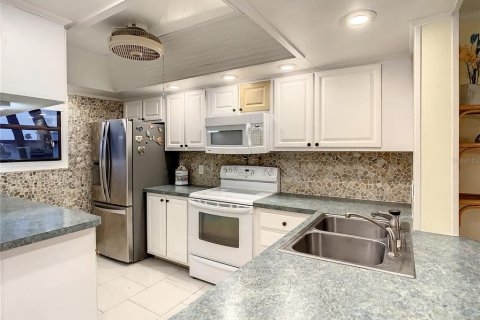 Condo in Redington Shores, Florida, 2 bedrooms № 2209543 - photo 10