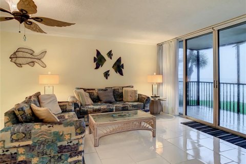 Condo in Redington Shores, Florida, 2 bedrooms № 2209543 - photo 23