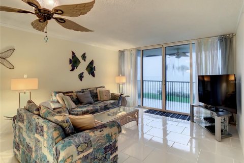 Condo in Redington Shores, Florida, 2 bedrooms № 2209543 - photo 21