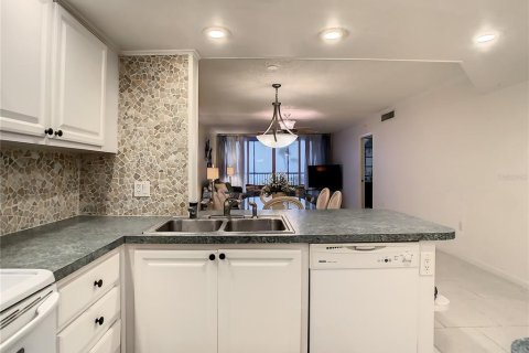 Condo in Redington Shores, Florida, 2 bedrooms № 2209543 - photo 15
