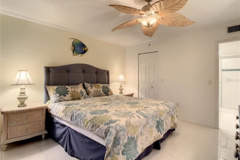 Condo in Redington Shores, Florida, 2 bedrooms № 2209543 - photo 27