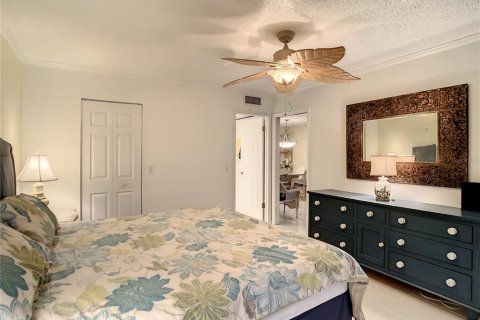 Condo in Redington Shores, Florida, 2 bedrooms № 2209543 - photo 26