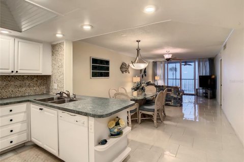 Condo in Redington Shores, Florida, 2 bedrooms № 2209543 - photo 17