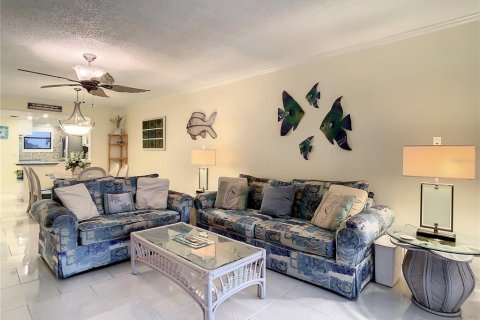 Condo in Redington Shores, Florida, 2 bedrooms № 2209543 - photo 24